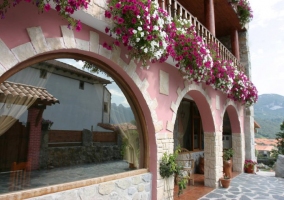 Dormitorio de matrimonio con cebecero en madera y paredes azules