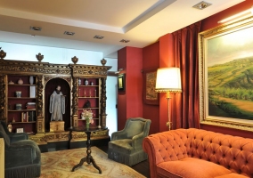 Sala de estar del alojamiento con varios sllones y escultura