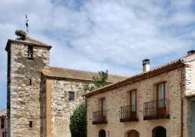 Vista exterior del alojamiento con balcones y dos ventanas