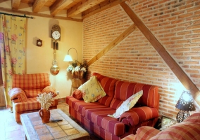 Sillones de la sala de estar y reloj grande en la pared