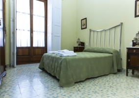 Dormitorio con cama doble de la casa rural