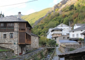 Vistas de la casa junto al río Narcea