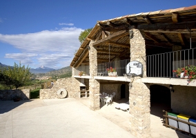 Casa de piedra y barbacoa