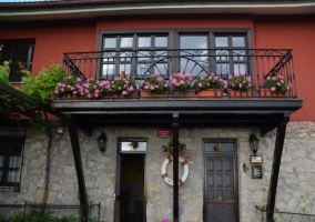 Balcón decorado con macetas