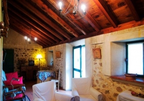 Sala de estar con sillones y techo abuhardillado