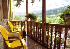 Terraza rodeada de plantas donde poder disfrutar de las vistas