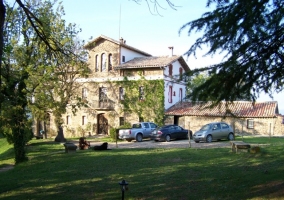 Fachada principal con aparcamiento