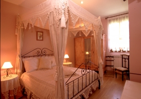 Habitación con cama de matrimonio