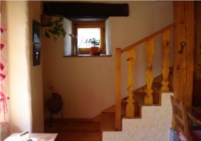 Fachada exterior con enredadera en casa rural