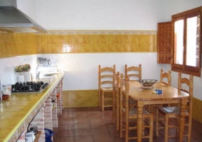 Comedor con mesa de madera