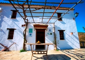 Dormitorio con cama de matrimonio en azul