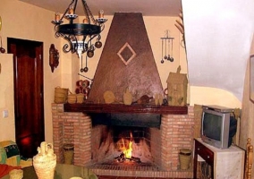 Sala de estar con chimenea grande