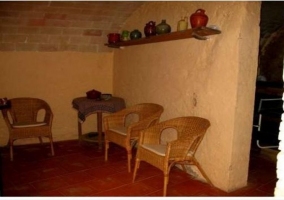 Salón con chimenea en la casa