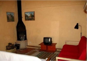 Salón con chimenea en la casa