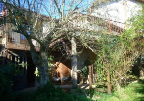 Jardín y escaleras