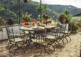 Vistas de la terraza con mesa y sillas