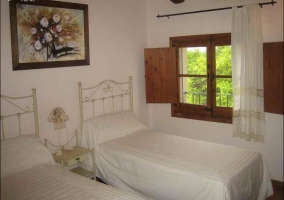 Habitación doble blanca con colchas blancas y cortinas blancas