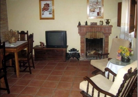 Habitación doble blanca con vigas de madera