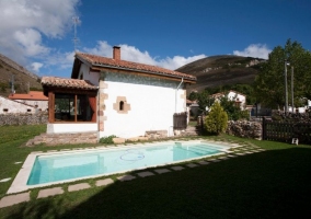 Piscina y lateral de la casa