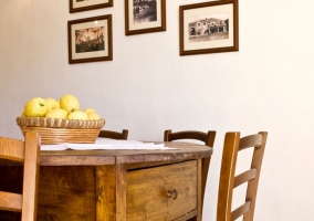 Dormitorio de matrimonio de madera oscura 