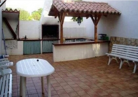 Patio con barbacoa, amueblado