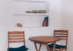 Dormitorio de la casa con muebles en madera