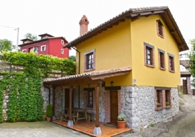 Exterior de la casa con porche amueblado