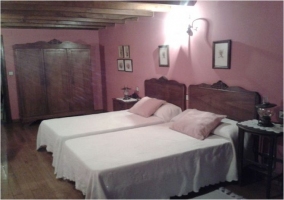 Dormitorio doble con cabecero de madera