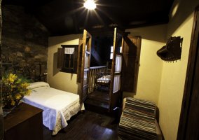 Dormitorio con cama de matrimonio de forja de la casa rural