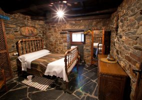 Dormitorio con cama de matrimonio de la casa rural