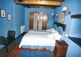 Dormitorio con cama de matrimonio