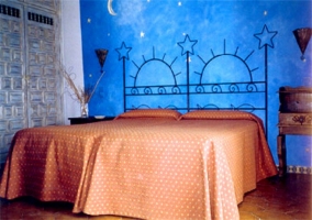 Habitación doble con pared muy bonita