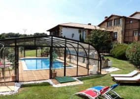 Vistas de la piscina cubierta con jardín