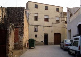 Fachada y tumbonas