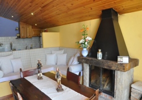 Salón con sofá y chimenea