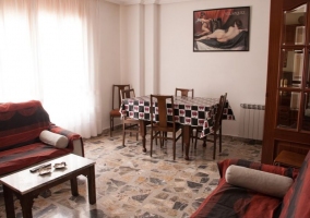 Cocina con mesa en el centro y muebles de madera