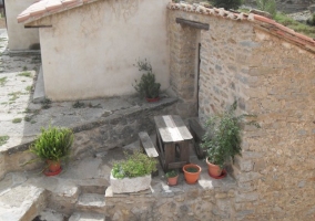 Sala de estar con gran chimenea