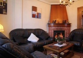 Sala de estar con chimenea