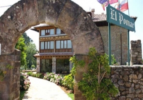 Camino a la entrada de la casona