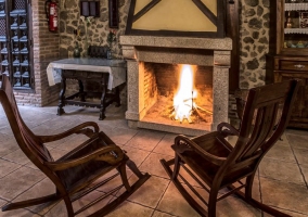 Comedor con chimenea en el centro