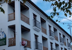 Acceso principal al alojamiento con balcones