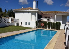 Vistas de la fachada con su piscina