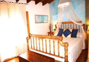Dormitorio de matrimonio con dosel blanco