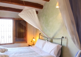 Dormitorio con dosel
