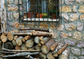 Entrada a la casa con puerta de madera