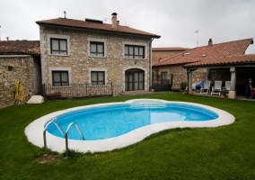 Piscina con jardín