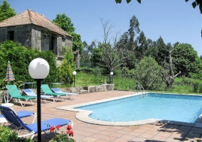 Acceso a la zona de la terraza y con piscina