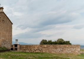 Fachada en la finca con barbacoa