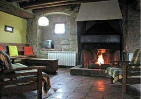 Chimenea con fuego en la sala