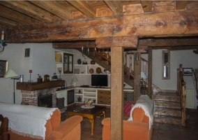 Salón con chimenea y sofás